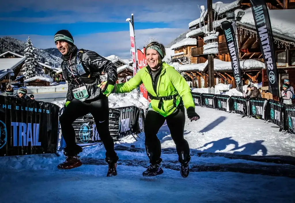 Coureurs sur un trail hivernal à Morzine
